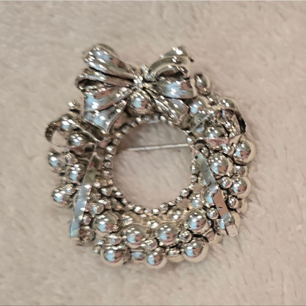❤️🎄🛍 VINTAGE Elegant Silver Wreath Brooch